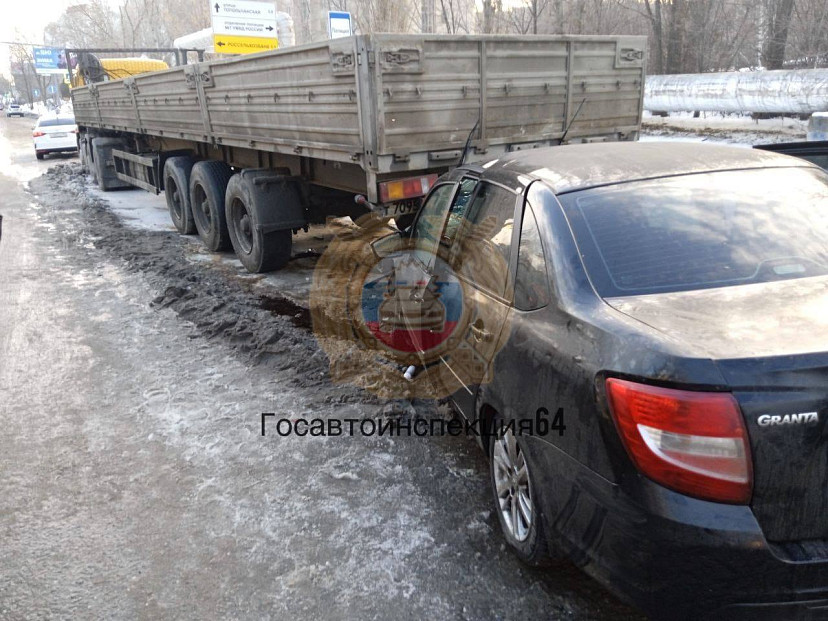 Два человека пострадали в ДТП с грузовиками в Саратове