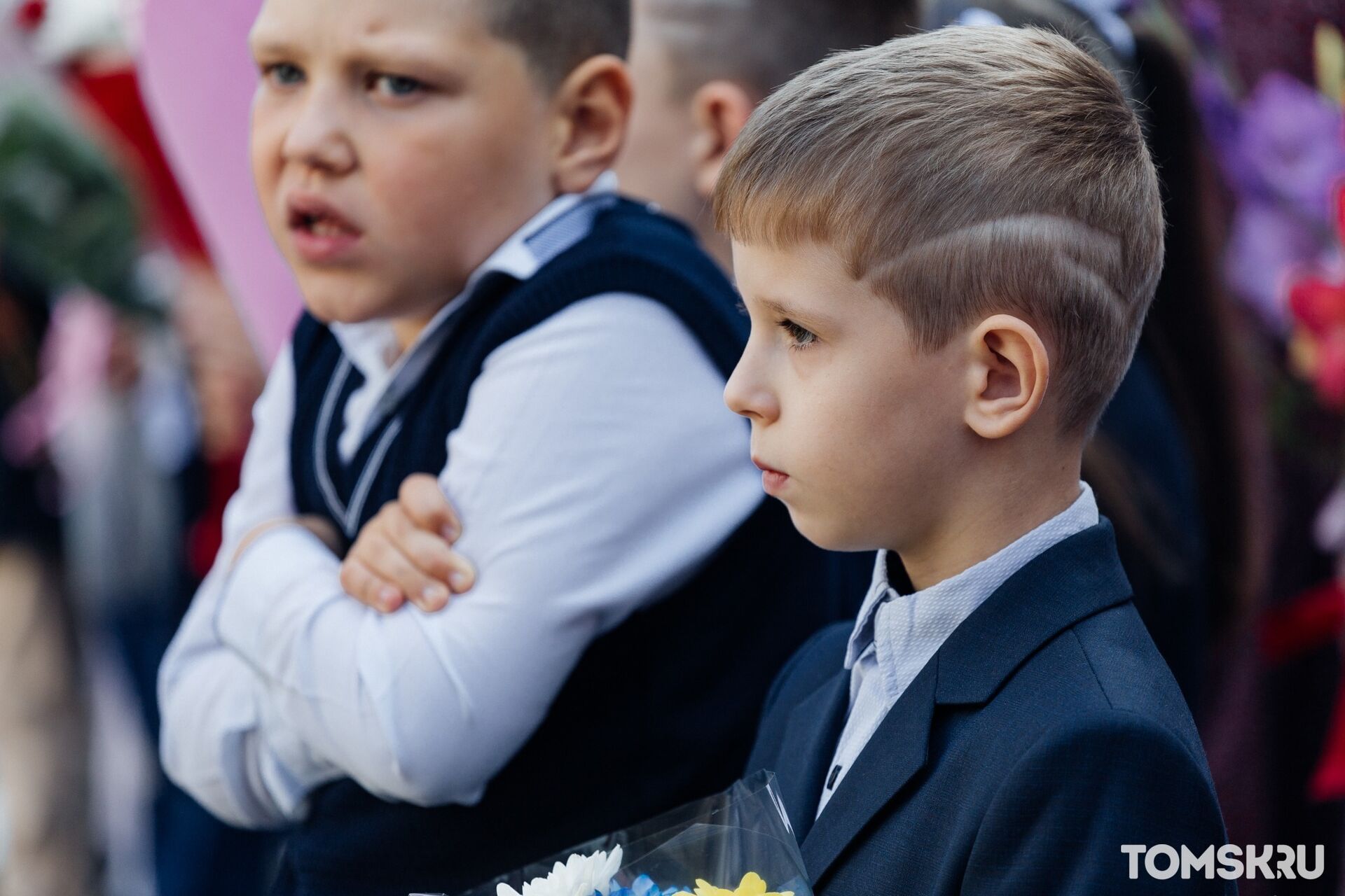 Школьники первый класс. Первый звонок. Первый звонок 2019. Орск школа 63 первый звонок.