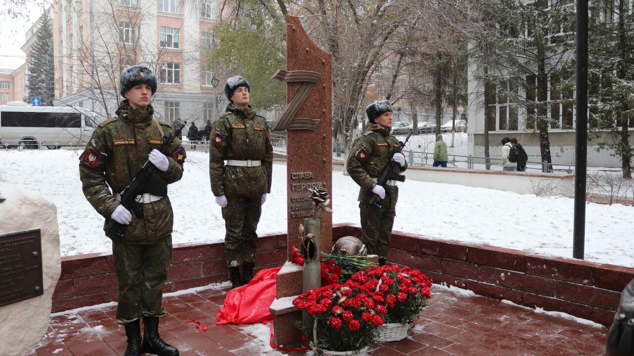 Памятник выполнен как стела в форме щита с брон...