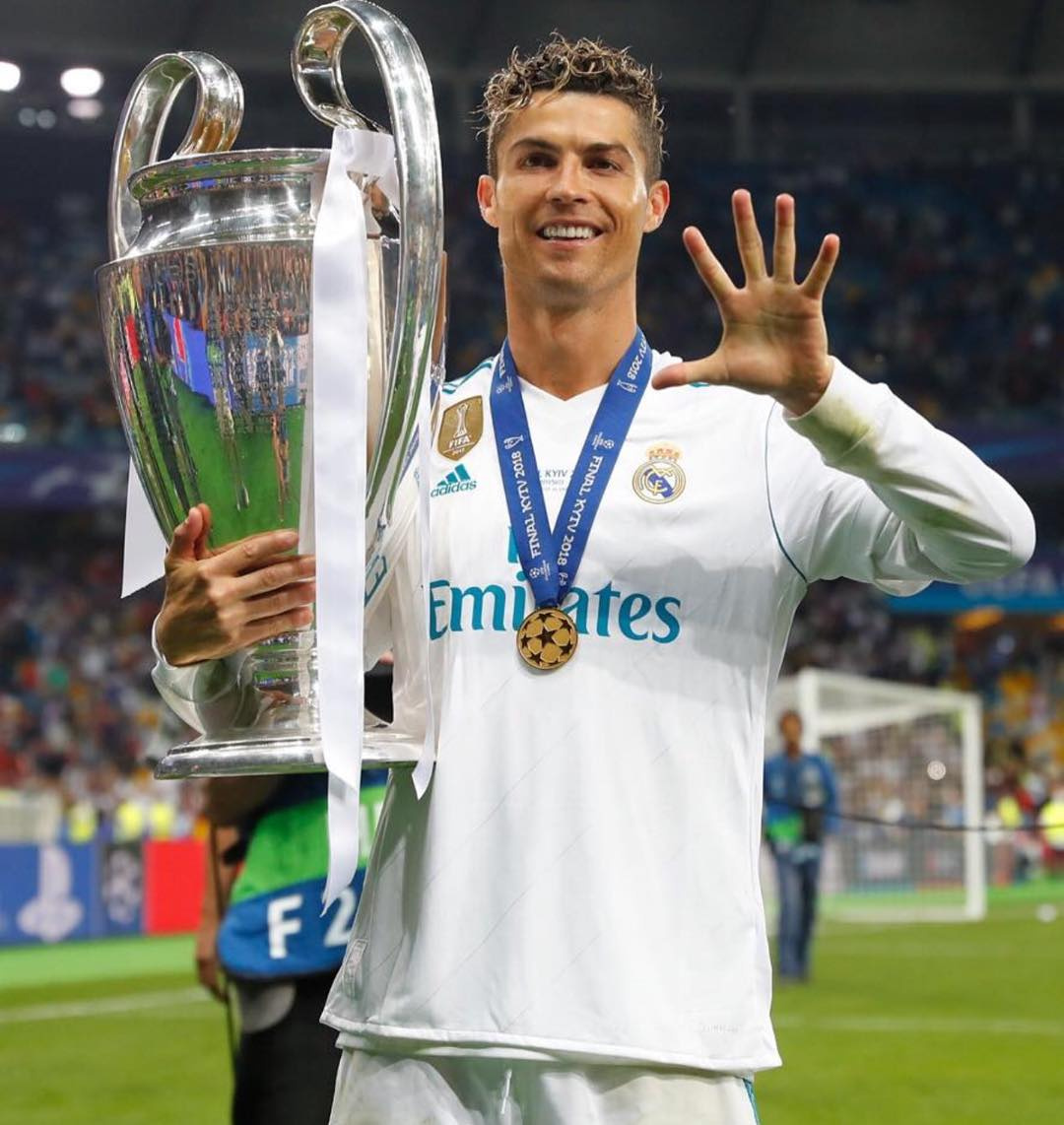 Роналду показывает, сколько раз выиграл Лигу чемпионов (4 раза с «Реалом» и один раз — с «Манчестер Юнайтед»)
