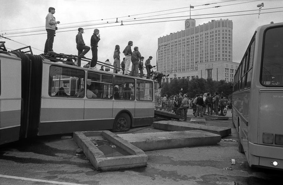 Манифестанты на улицах города в дни Августовского путча 1991 года. Введено чрезвычайное положение и в столицу введены воинские подразделения