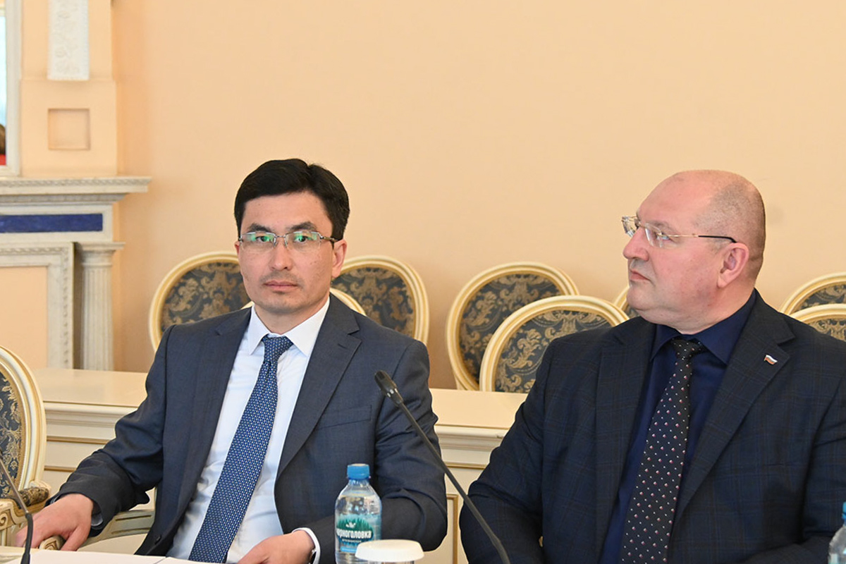 Дмитрий Мохоров (справа) 