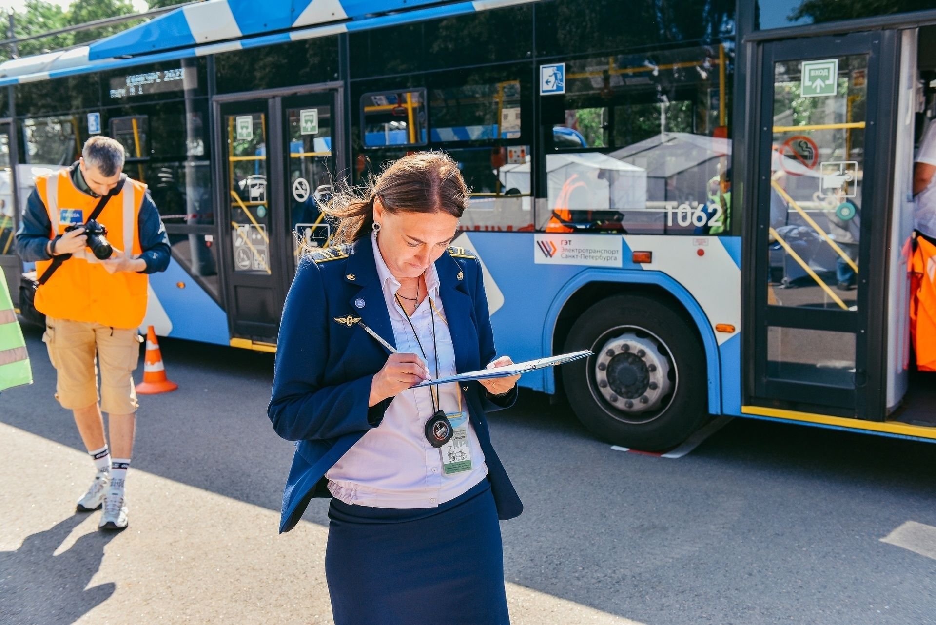 Форма горэлектротранс спб. Водитель троллейбуса петербург. Водитель троллейбуса петербург. Троллейбус фото. Форма водителя троллейбуса.