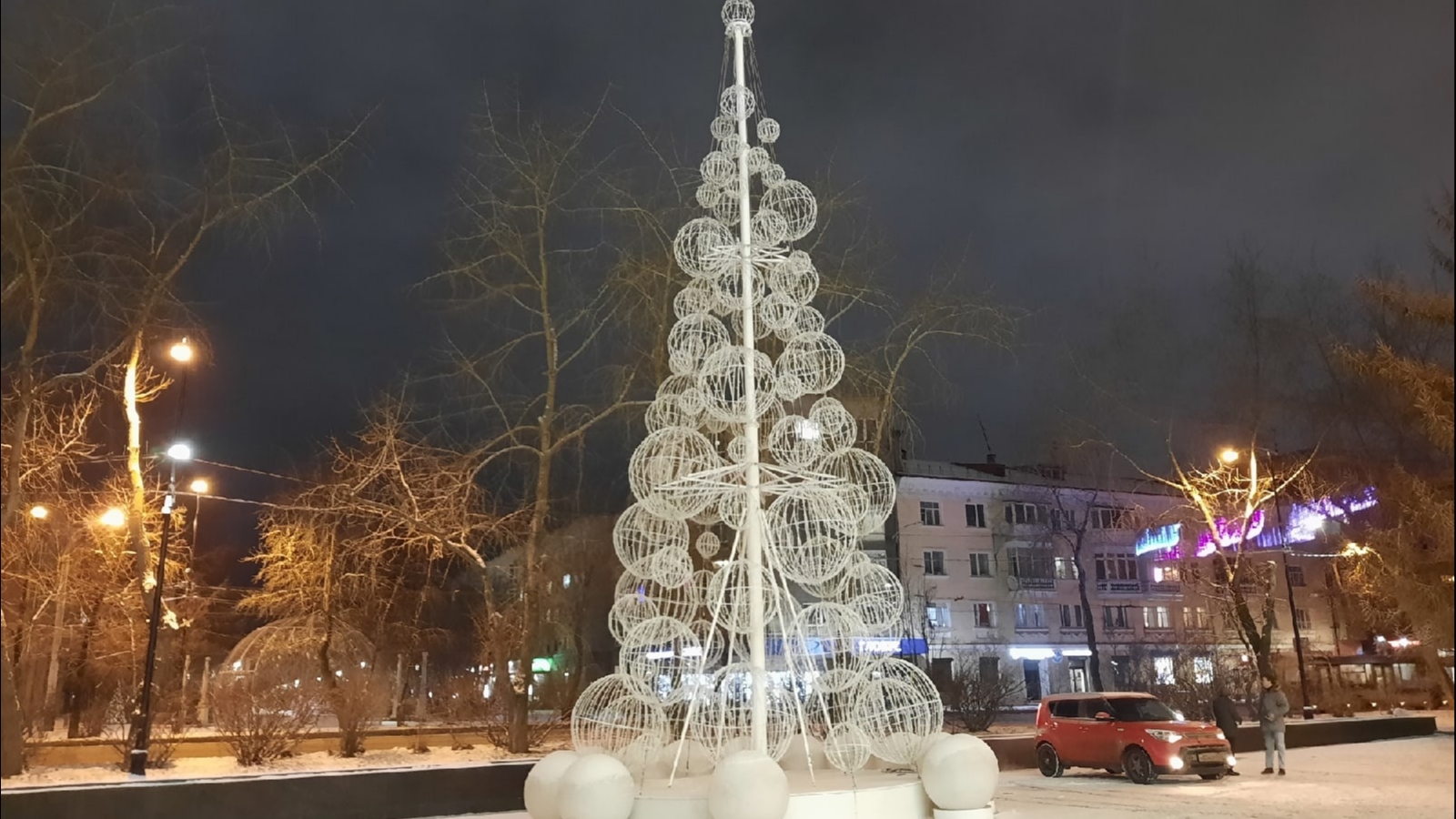 Ели мурманск. Новогодняя елка. Снежная Новогодняя елка. Заснеженная Новогодняя елка. Елка у театра Мурманск.