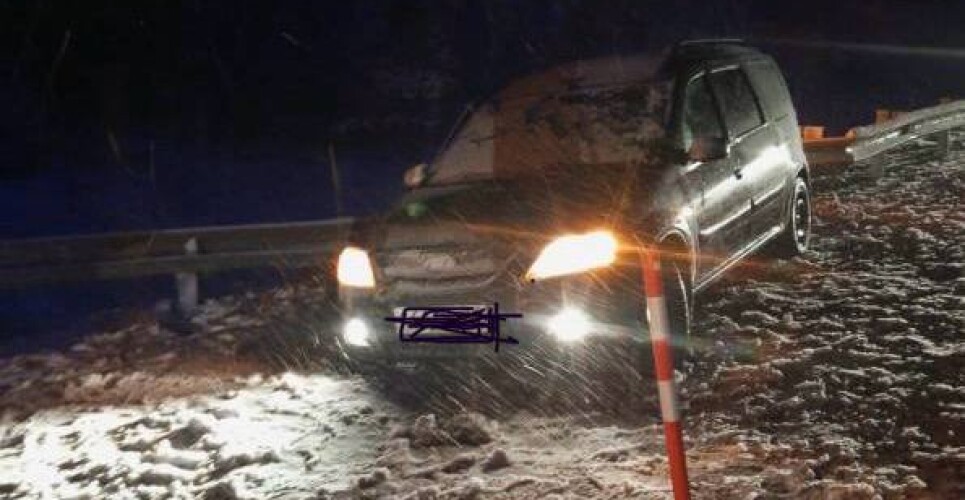 Водитель Лады врезался в металлический забор на трассе в Новгородской области