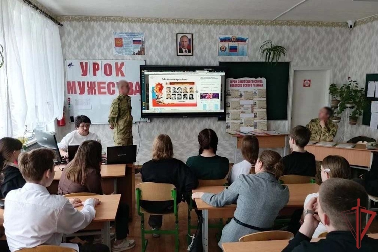 В учебных заведениях ЛНР росгвардейцы рассказывают учащимся о службе