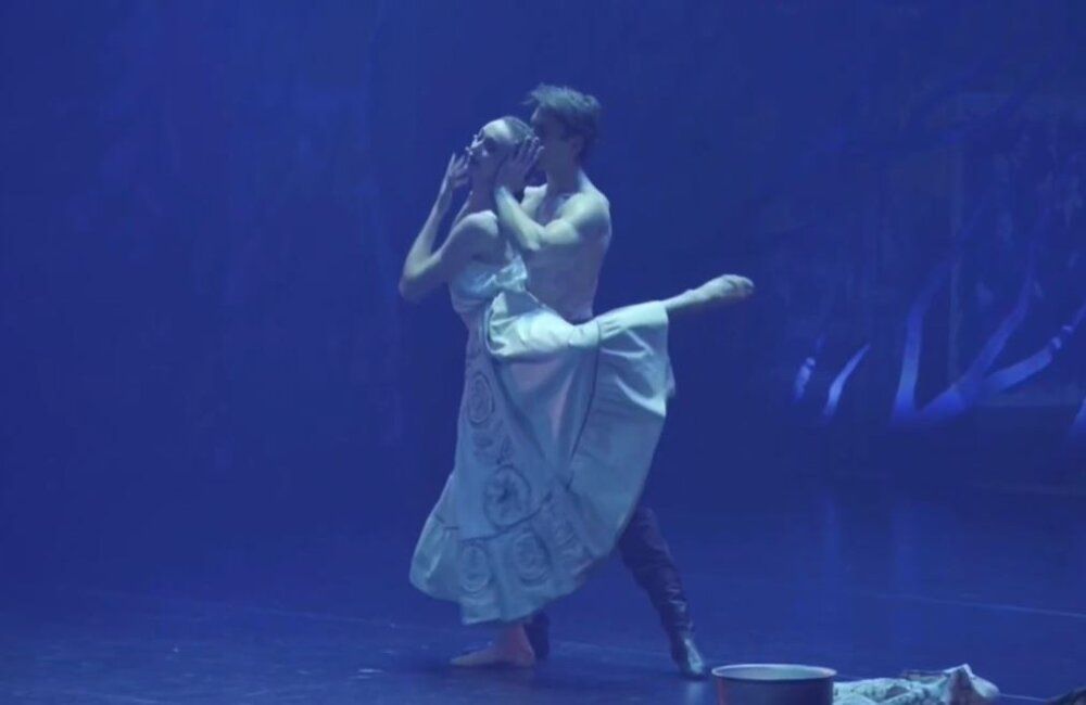 Театр «Гжель» показал детям с ОВЗ в Кургане спектакль «Дом у дороги»