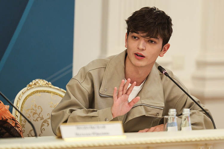 Впервые в фестивале принимает участие певец Акмаль, но посещение Казани для него не дебютное