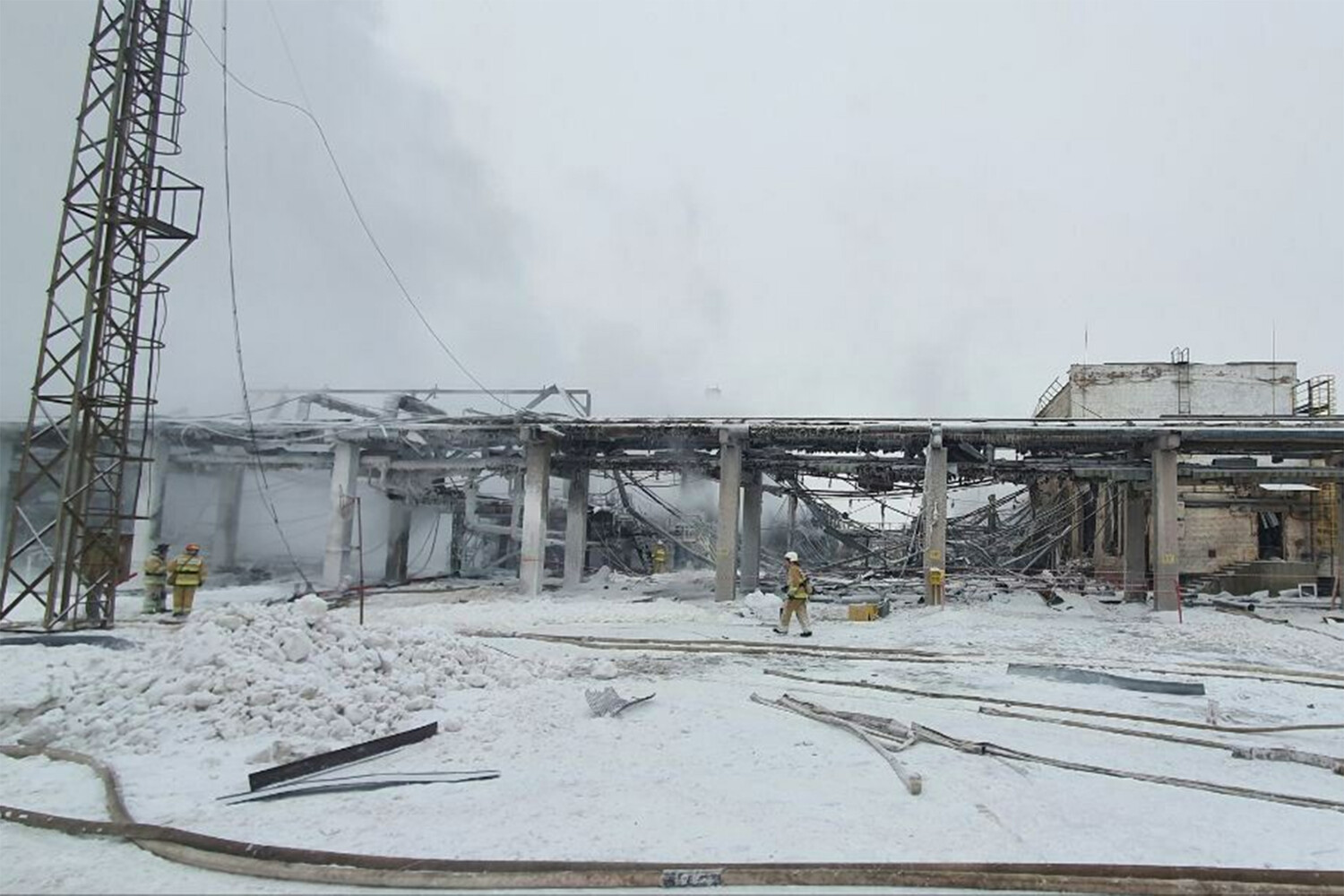 Ильский нпз пожар. Атака на ильский нпз. Пожар в ангарске на нефтеперерабатывающем заводе. Горит нпз. Нефтезавод херсон.