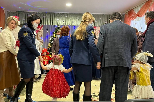 Сотрудники ИК-1 УФСИН России по Тамбовской области поздравили с наступающим Новым годом воспитанников Дома ребенка