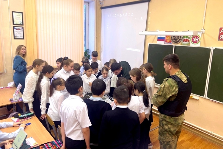 Военнослужащие казанского батальона Росгвардии провели урок мужества для школьников