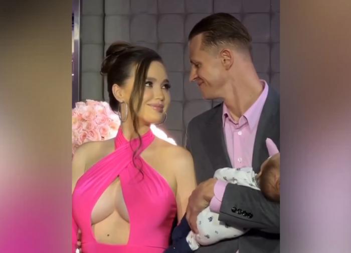 Анастасия Костенко отметила 30-летний юбилей в розовом платье с глубоким декольте