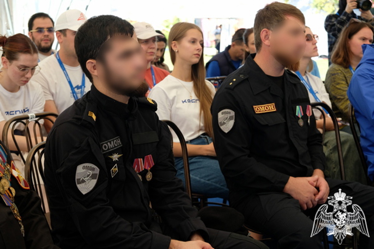 В Дагестане росгвардейцы выступили перед участниками молодежного образовательного форума «Каспий – 2025»