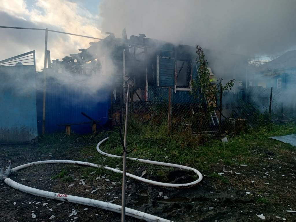 В селе Курской области потушили загоревшийся деревянный дом