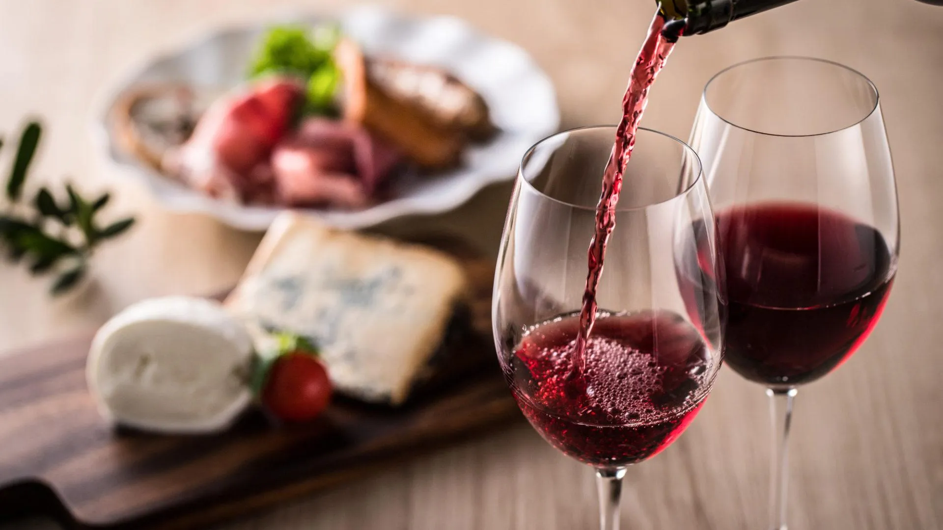 Вина перу. Вино Vinho Tinto. Вино в ресторане. Красное вино закуска. Красное вино.