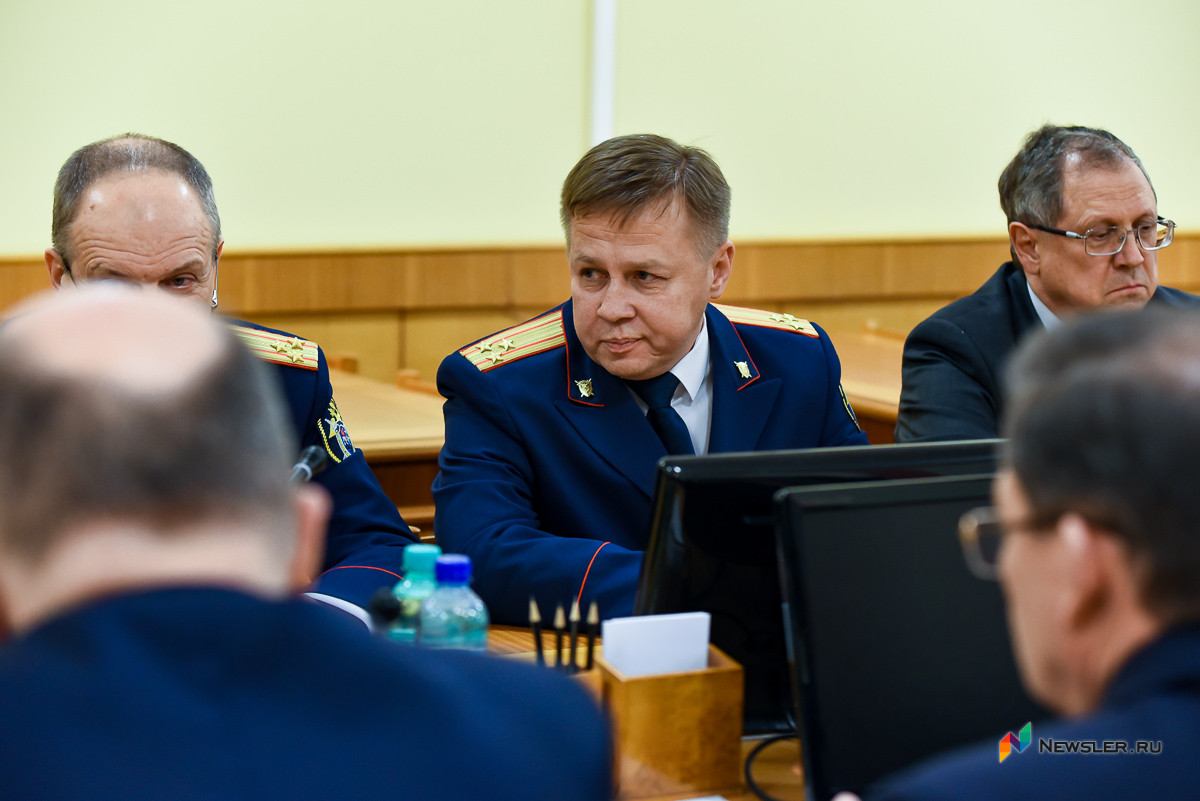 Андрей Виноградов (в центре) в декабре 2019 года во время совещания в правительстве Кировской области, на котором он был представлен Игорю Васильеву, являющемуся тогда главой региона.