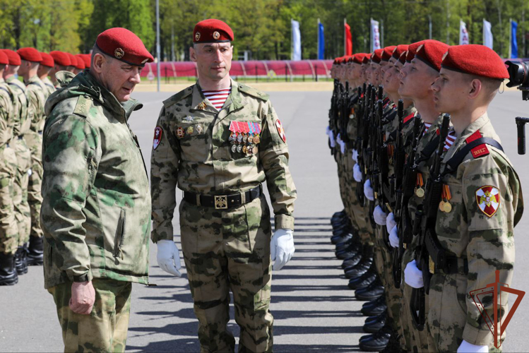 Первый заместитель директора Росгвардии генерал-полковник Юрий Яшин проверил готовность парадного расчета