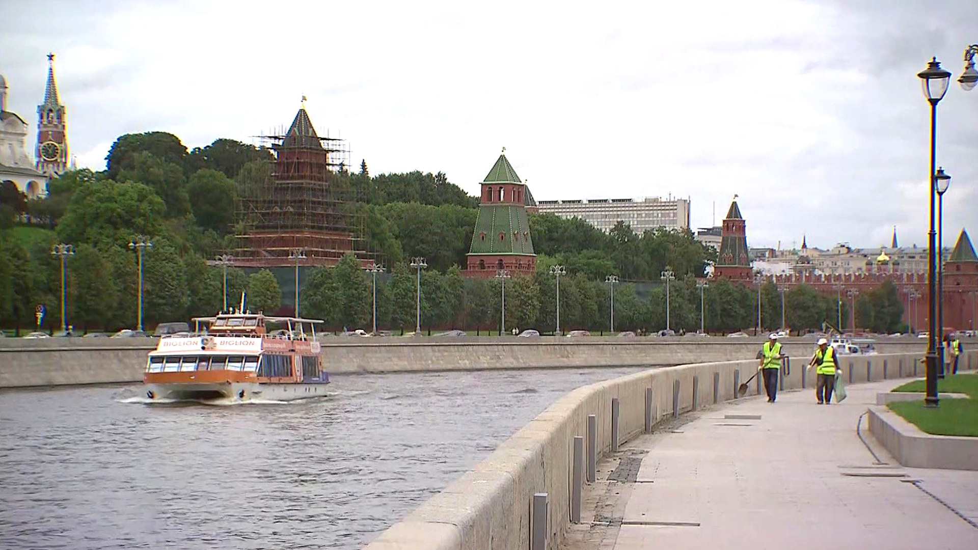 Московский становиться. Речные Пристани Москва. Речной Москва. Набережная Москва река автомобиль. Речной вокзал причал.