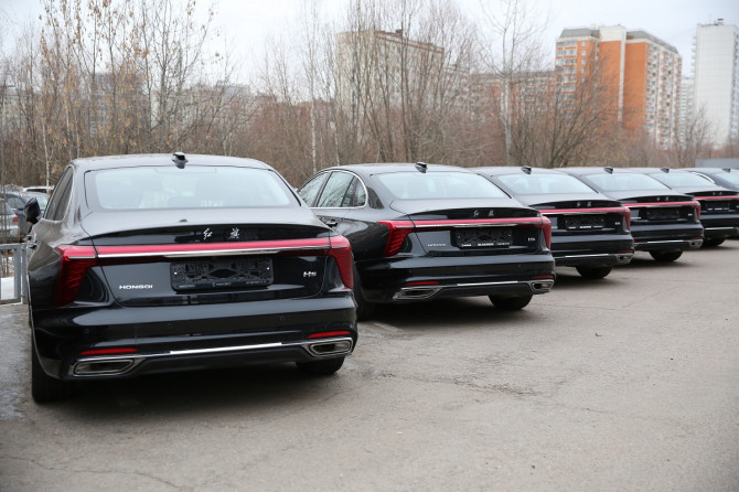 Экспорт легковых автомобилей из Китая в РФ упал почти вдвое