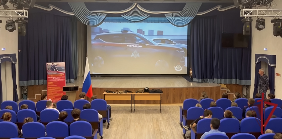 Росгвардейцы провели урок мужества для камчатских школьников