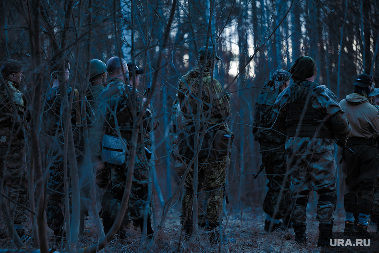 Военно-тактическая подготовка гражданского населения на полигоне. Пермь, тренировка, противостояние, боевики, военные, солдаты, лес, война, подготовка, конфликт, вооруженные силы, тайга, отдых, бойцы, зеленка, вооруженные люди, вооруженный человек, весна, солдат, мобилизация, сво, наемники, военный, бойцы сво