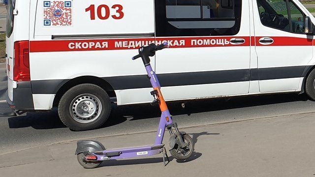 Подростков на электросамокате сбил автомобиль на Центральном проспекте