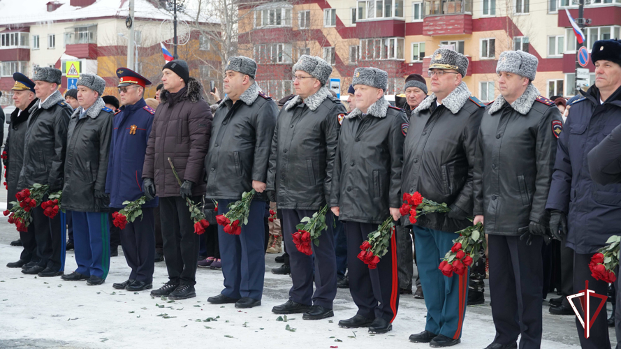 На Сахалине в памятном мероприятии, посвященному Дню защитника Отечества, приняли участие росгвардейцы 