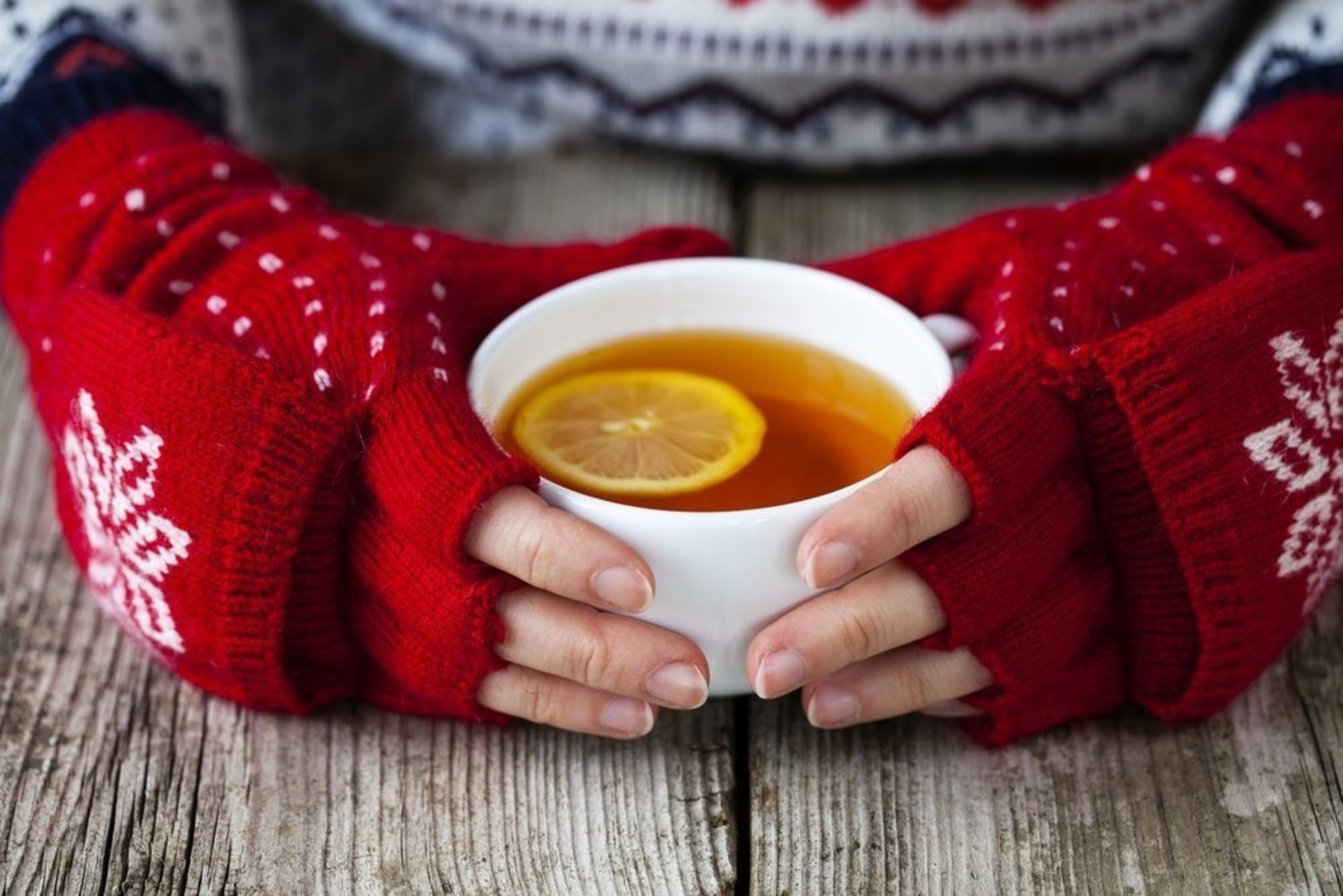 При температуре пьют горячий чай. Горячий чай. Чай зимний. Чашка чая. Чашка чая в руках.