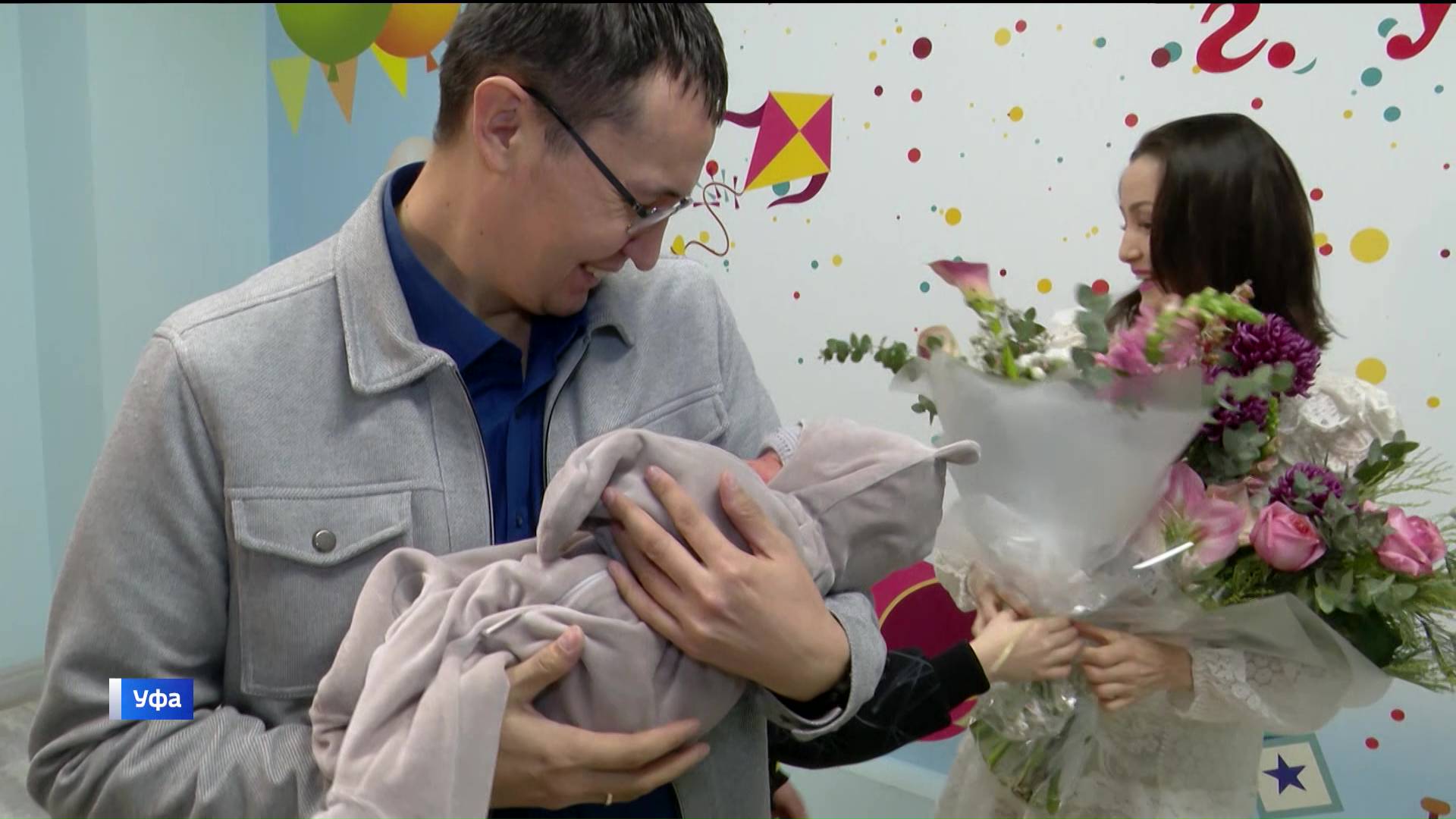 тысячный ребенок. женщина с коляской. значок депутата городской думы астрахани. роддом гумилевской тула. перинатальный центр в туле новый выписки.