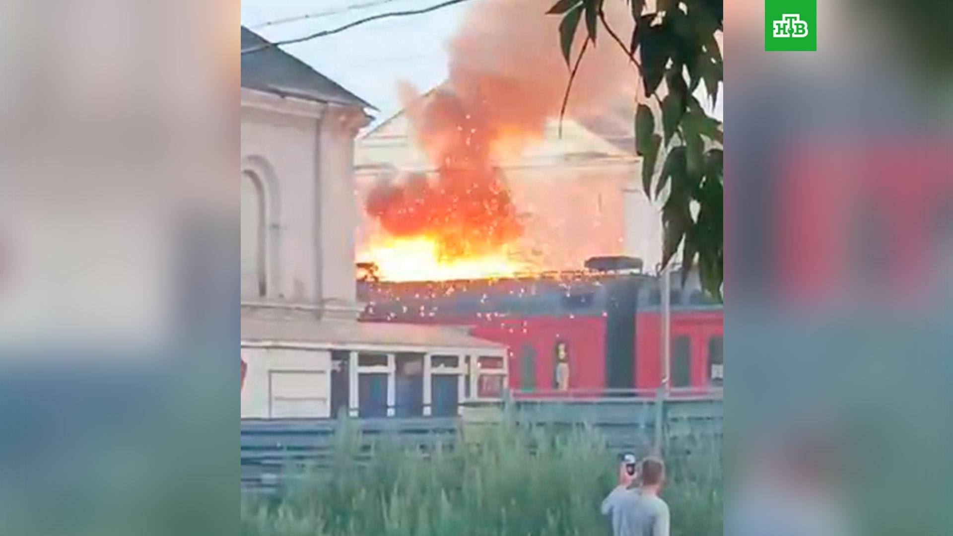 Тверь электричка пожар. Дом горит. Пожар в Твери. В Подмосковье загорелась электричка.