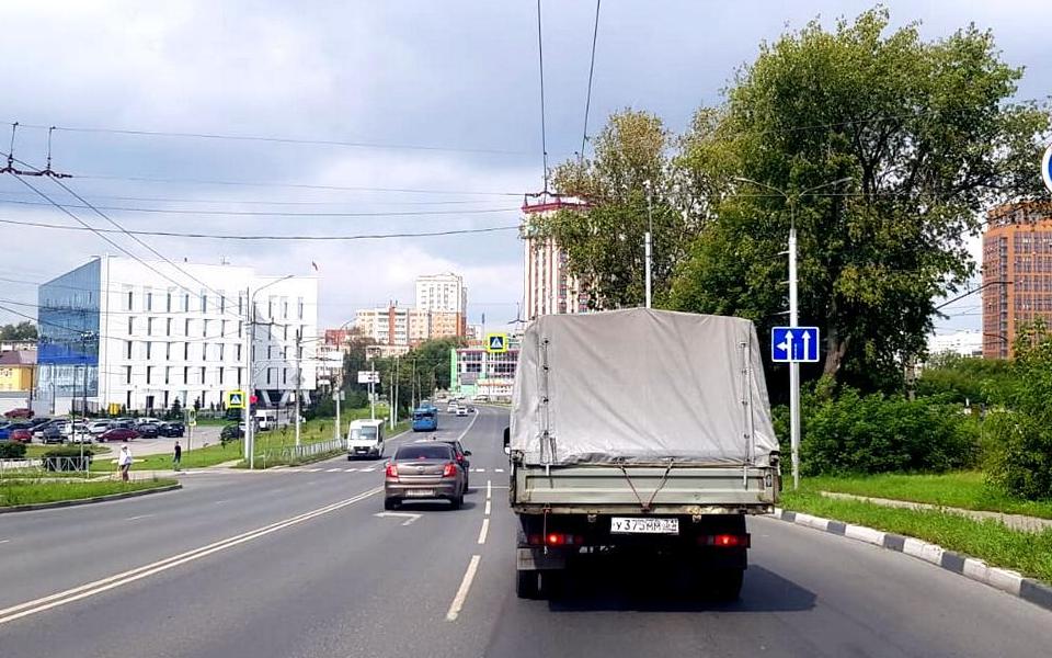 двигаясь по левой полосе