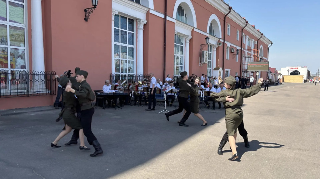 Перрон брянского вокзала превратился в праздничную танцевальную площадку