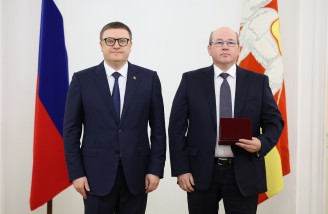 Алексей Текслер вручил государственные и региональные награды южноуральцам. Автор фото - Наиль Фаттахов 