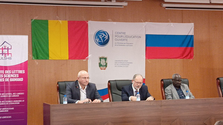 Александр Кузнецов (на фото слева) до работы в вузе был министром образования Челябинской области