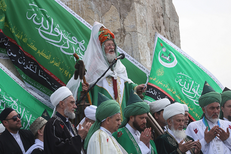 «Хазраты должны засвидетельствовать, что те, кому они совершали никах или давали имя, являются праведниками. Грешников же отправят в джаханнам (ад), погоняя плетьми», — со слезами на глазах сообщил Таджуддин и тут же привел пример милости Аллах