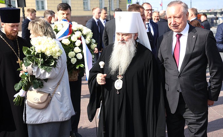 Возложение цветов к памятнику Петру I на Сенатской площади
