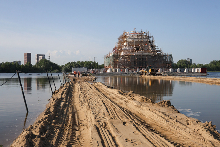 В этом году БСК победила как единственный поставщик в тендере на благоустройство территории вокруг храма-памятника на Казанке, реставрация которого началась еще в прошлом году