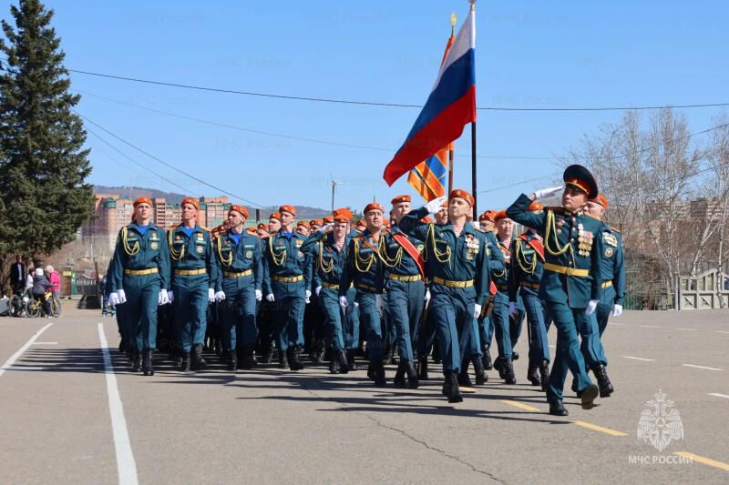 Сотрудники МЧС Забайкалья возложили цветы к Вечному огню