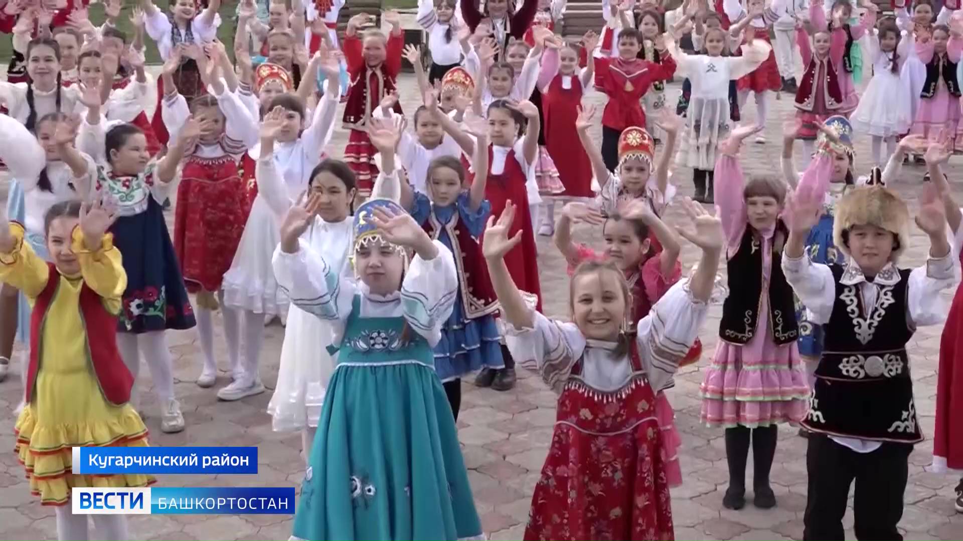 Хороводы, выставки, дефиле: как в Башкирии отметили День национального костюма - сюжет 