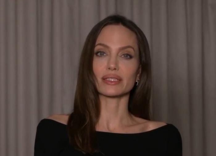 Актриса Анджелина Джоли появилась на публике с дочерью Вивьен