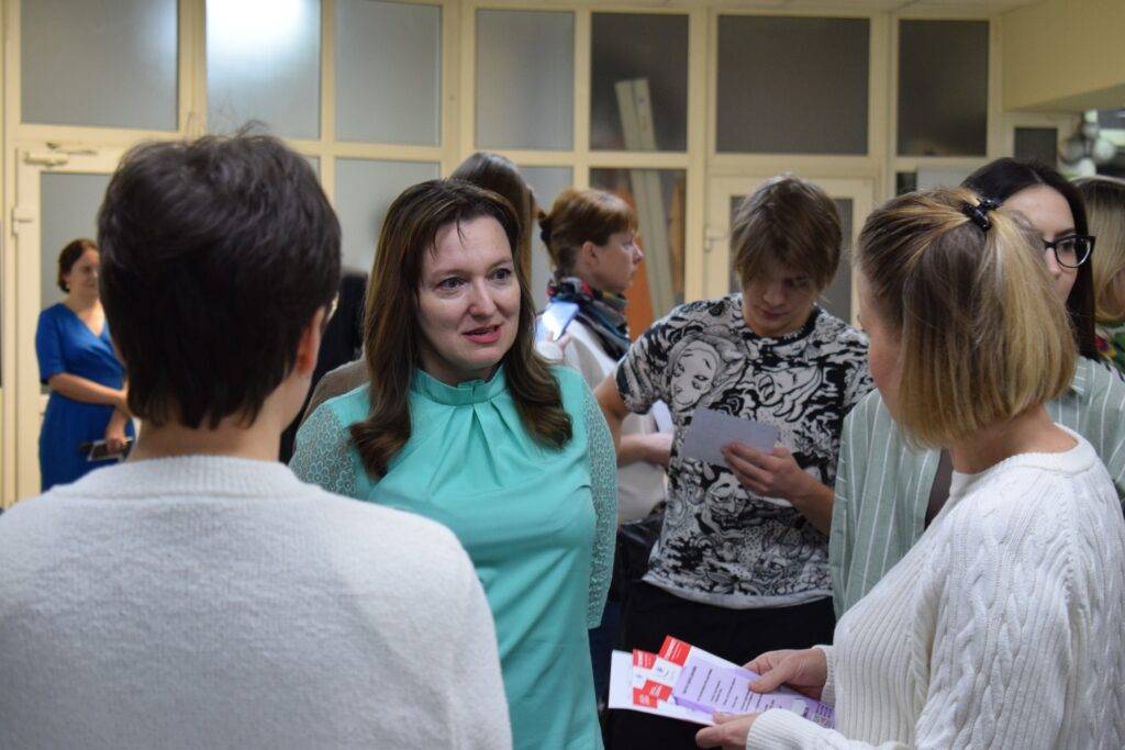 Студенты общаются с преподавателем