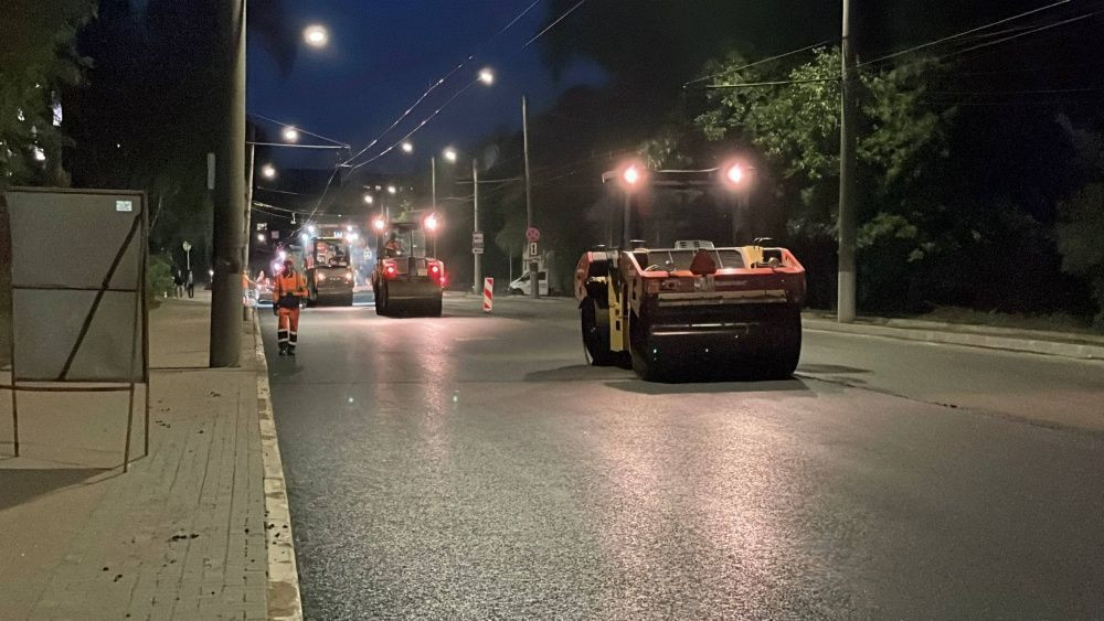 На двух улицах Кирова закончили укладку асфальта