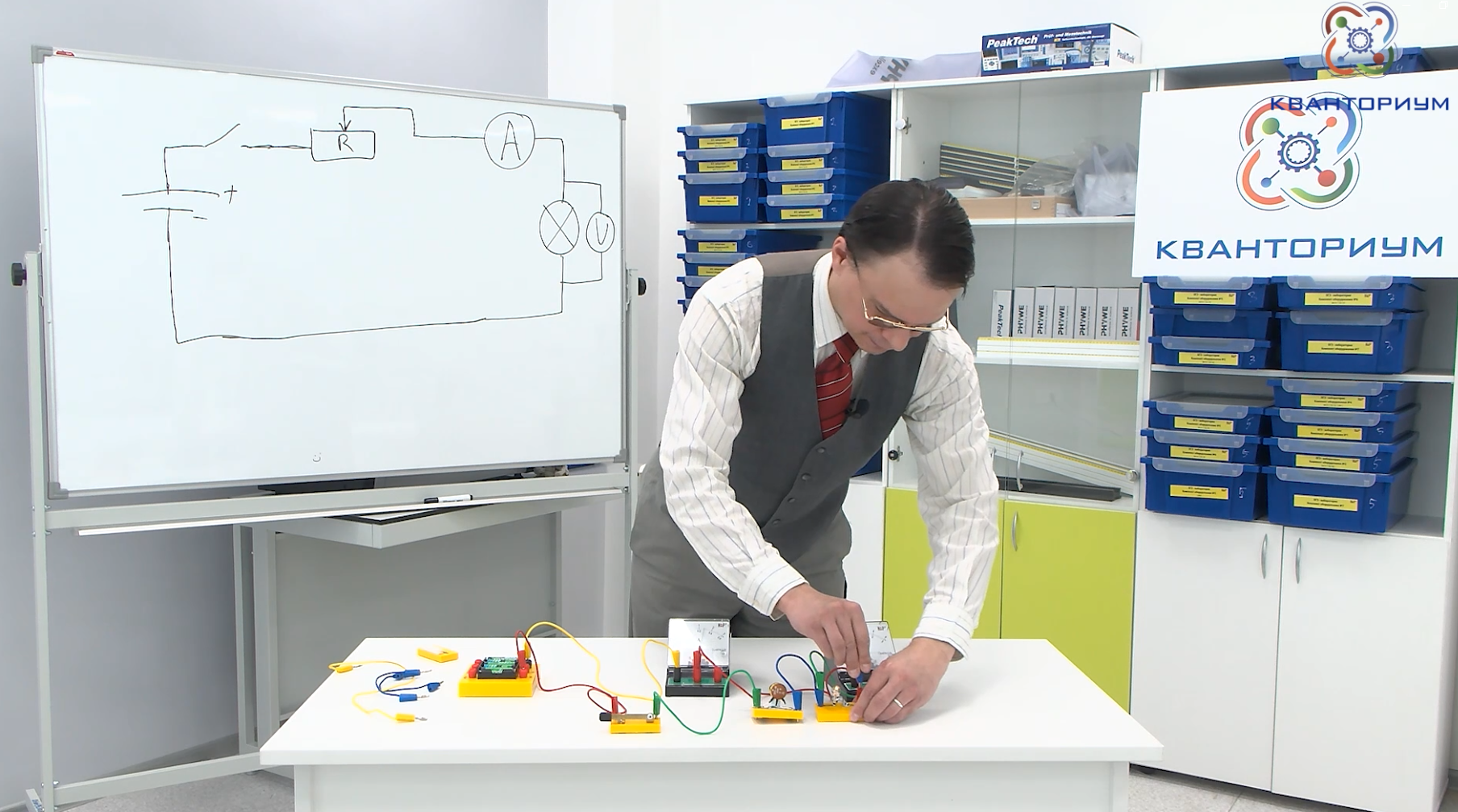 мастер отделочных и декоративных работ. профессиональный стандарт мастер производственного обучения. профессия мастер отделочных строительных и декоративных работ. курсы ремонта телефонов. маляр техникум.