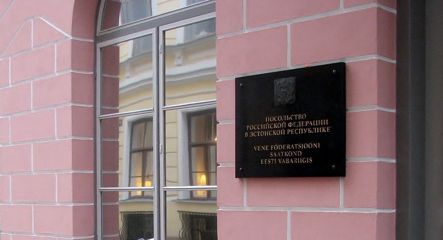 Посольство России в Эстонии. Фото: Ave Maria Mõistlik / commons.wikimedia.org / фрагмент (CC BY-SA 4.0)###https://commons.wikimedia.org/wiki/File:Candles_%26_flowers_for_Boris_Nemtsov.IMG_5718.JPG