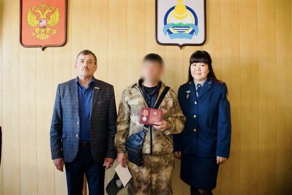 В Заиграевском районе участнику СВО вручили медаль «Суворова» при содействии сотрудников уголовно-исполнительной инспекции 