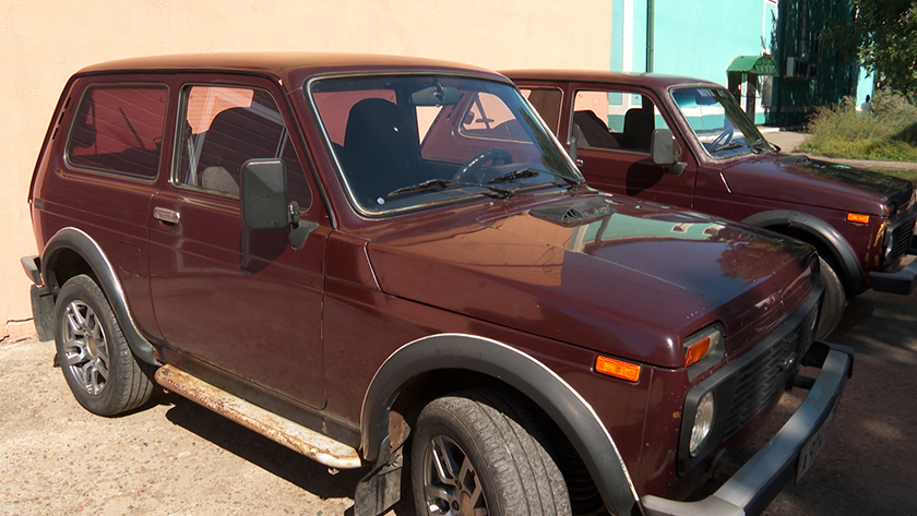 Вывозить раненых и доставлять боеприпасы: две машины на передовую передали в областном управлении Росреестра - gtrkamur.ru