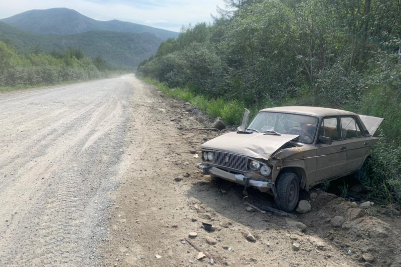 Жигули на дороге. Колыма (автодорога). Разбитые Жигули на дороге. Магадан машины.