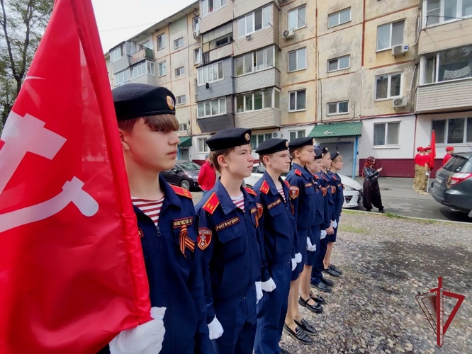 В Приморье кадеты Росгвардии поздравили ветерана с 81 годовщиной Победы в Великой Отечественной войне