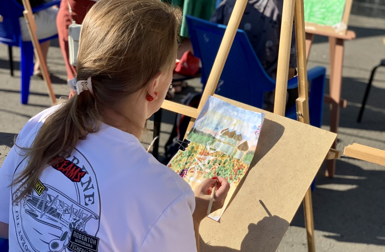 В конкурсе художников принимают участие. В конкурсе художников принимают участие. Галерея иоскваприглашает художников. Конкурс художник название конкурса. Дети на выставке картин.