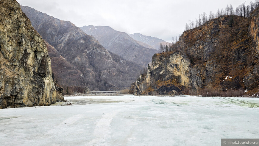 Взгляд назад. Там дорога, с которой мы сошли. Теперь река - наша дорога!
